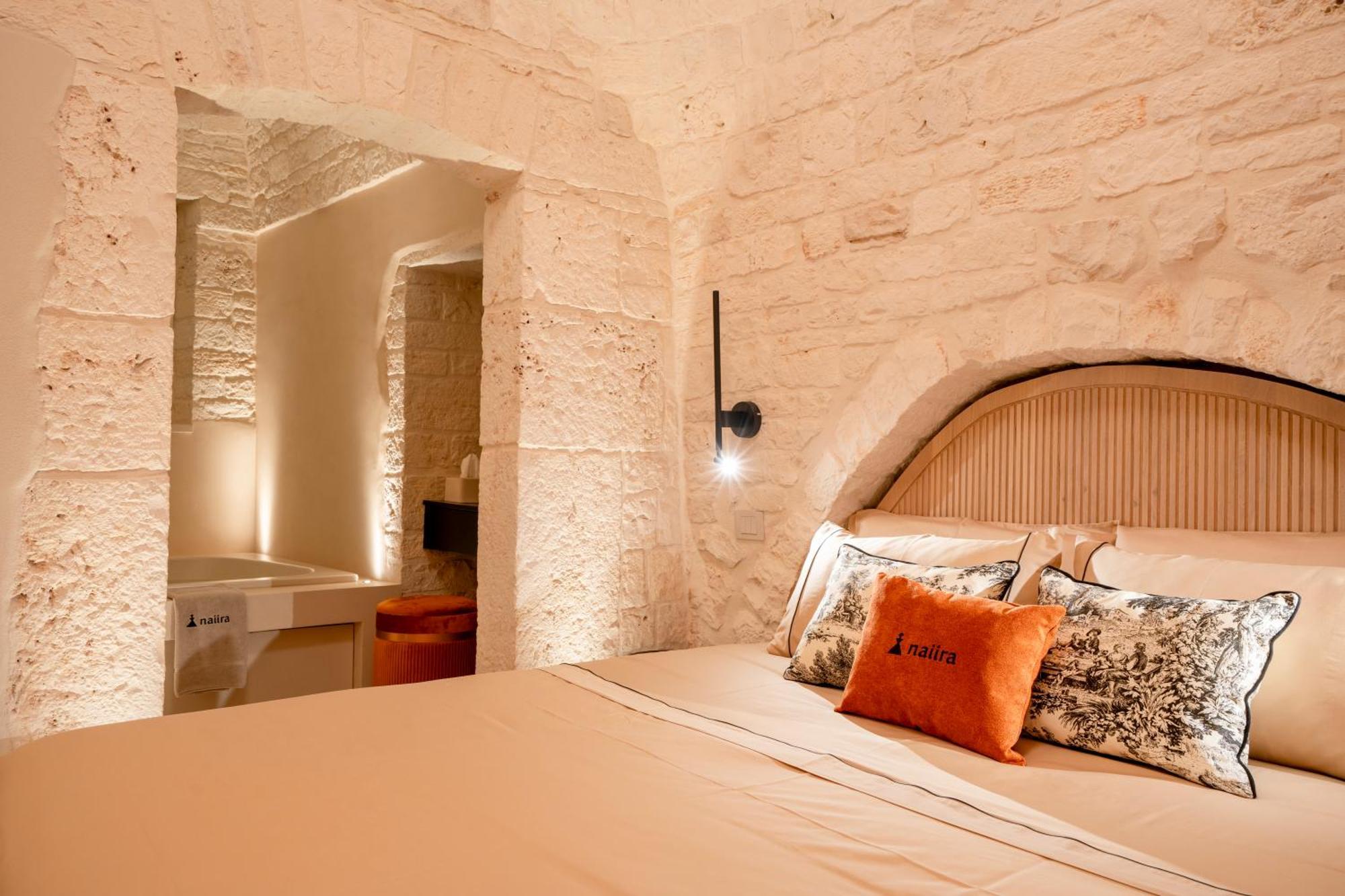 アルベロベッロNaiira Luxury Trullo - Jacuzzi And Patioアパートメント エクステリア 写真